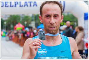Mariano Mastromarino muestra su medalla de ganador en los 21k (Foto: Diego Landi)