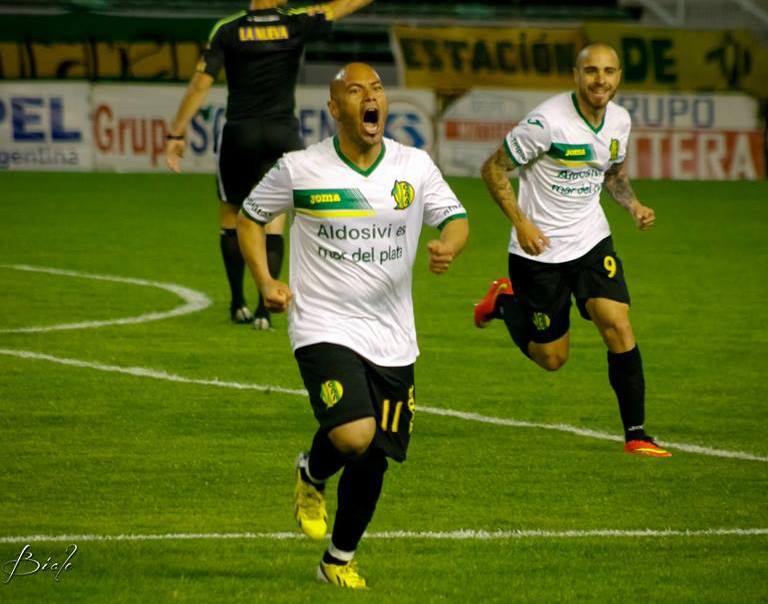 César Carranza con la boca llena de gol celebrando el triunfo de Aldosivi. (Foto: Sergio Biale)