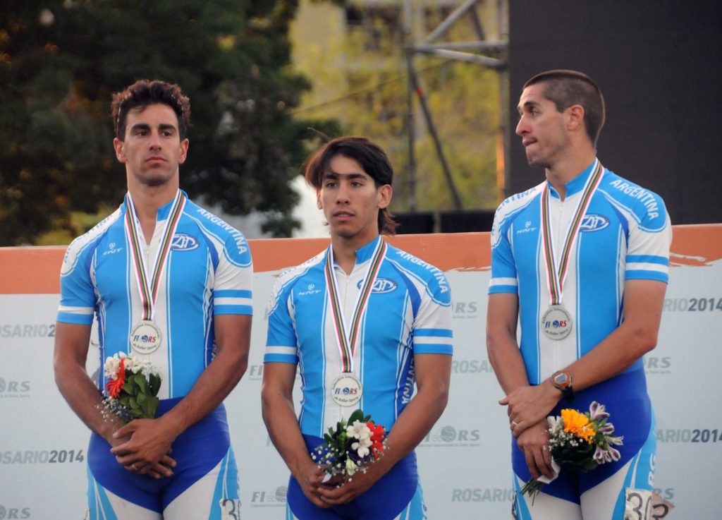 Juan Cruz Araldi, Ken Kuwada y Ezequiel Capellano en el podio de los relevos. 