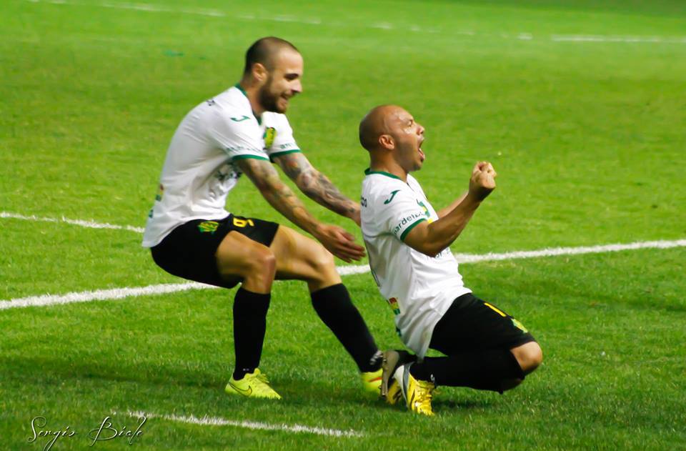 César Carranza celebra con el alma el gol que le dió el triunfo a Aldosivi sobre la hora. (Foto: Sergio Biale)