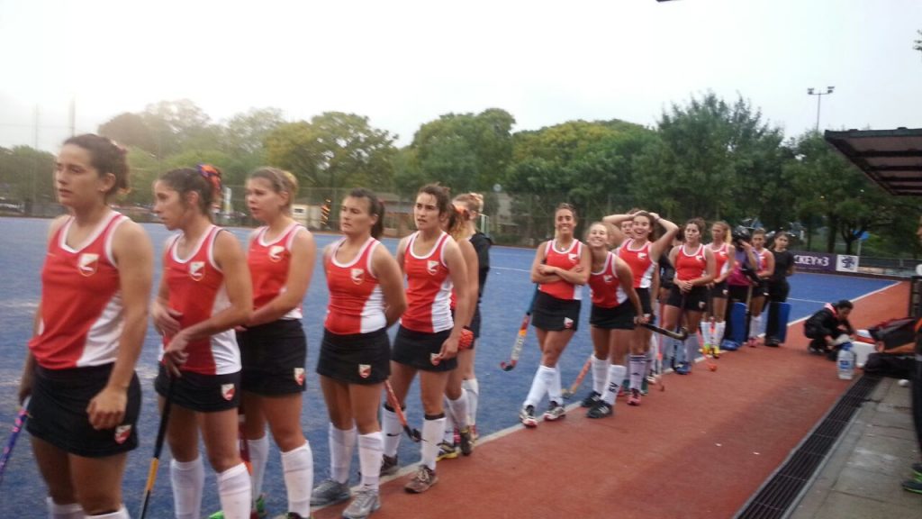Las jugadoras de Mar del Plata formadas para iniciar el partido ante Córdoba. 