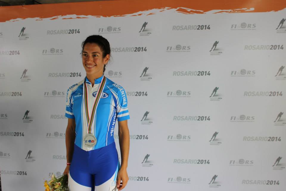 Maira Arias con una de sus tres medallas de plata en el Mundial. (Foto: Patin Argentino)