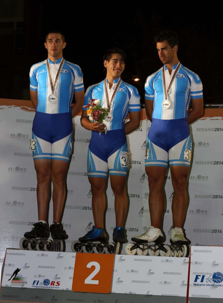 Ezequiel Capellano, Ken Kuwada y Juan Cruz Araldi en el podio como sub-campeones del mundo. 