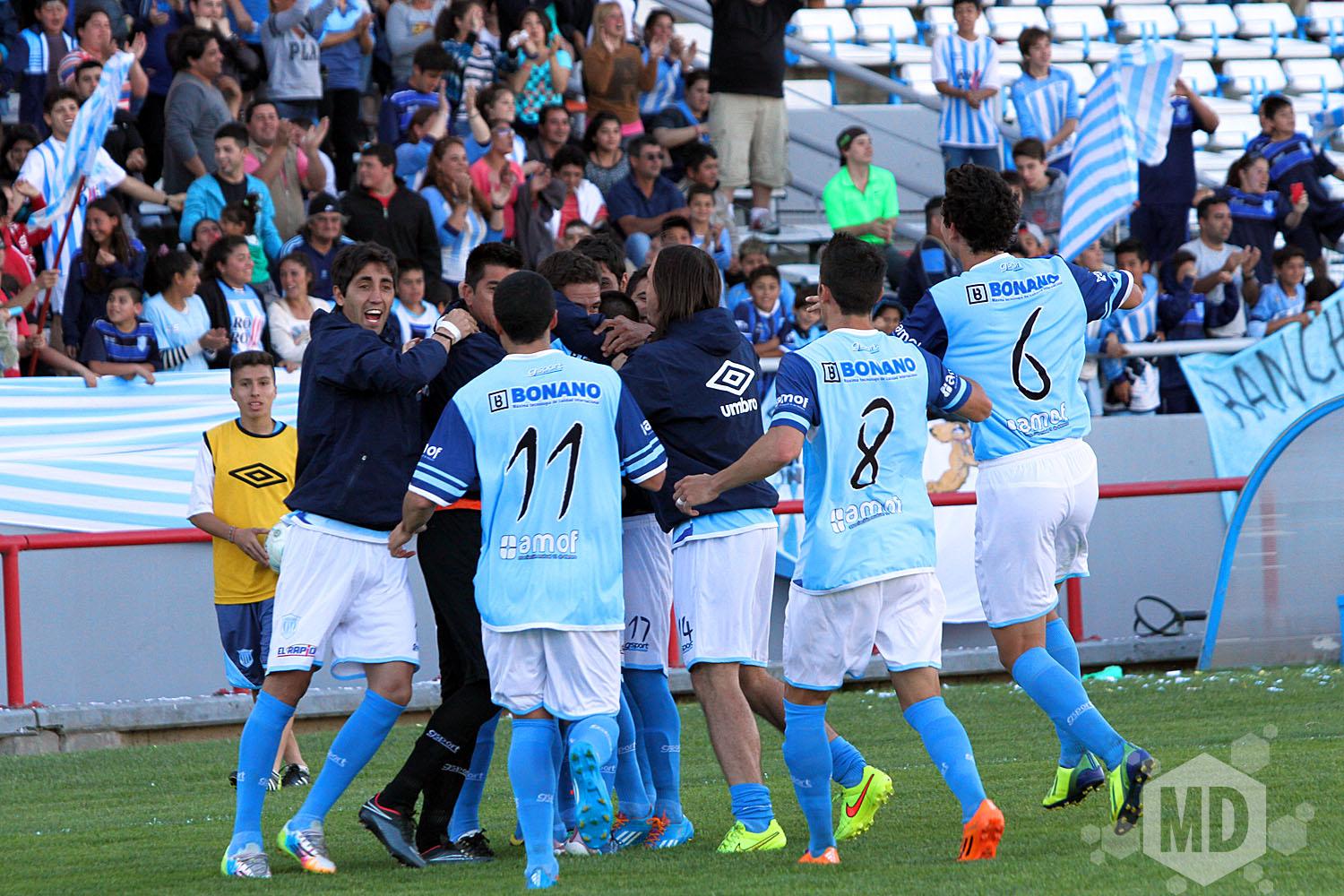 Unión celebra el gol de Nicolás Ramírez que abrió el camino al triunfo. (Foto: Carlos De Vita)