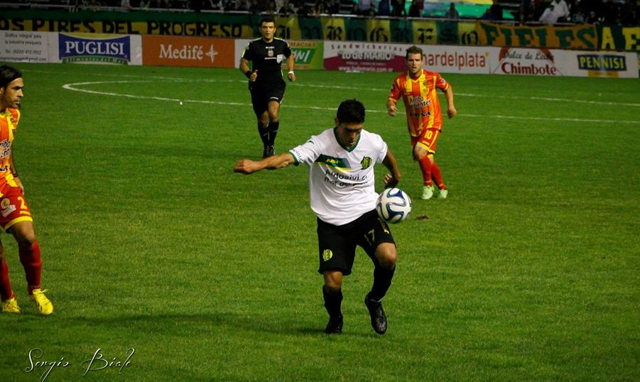 Ángel Vildozo dominando el balón ante Boca Unidos. (Foto: Sergio Biale)