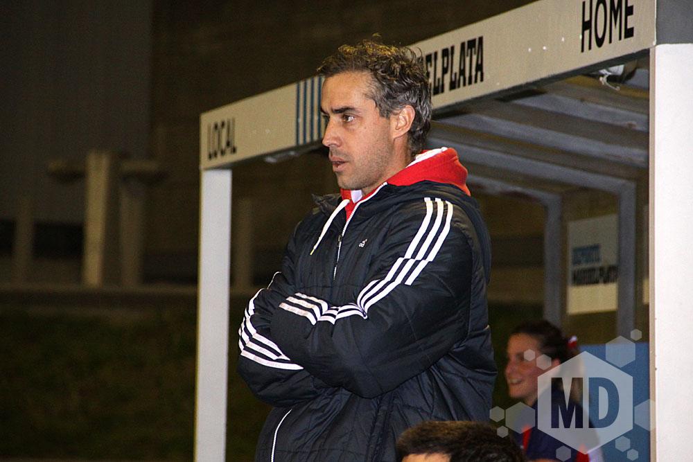 Franco Pezzelato mirando atentamente el juego. (Foto: Carlos De Vita)