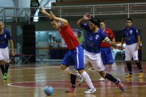 El capitán argentino, Fabián Banegas luchando por la pelota. (Foto: Futsal con Nivel)