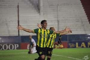 Ángel Vildozo celebra su gol, el del ascenso. (Foto: Diego Roscop - La Mañana de Córdoba)
