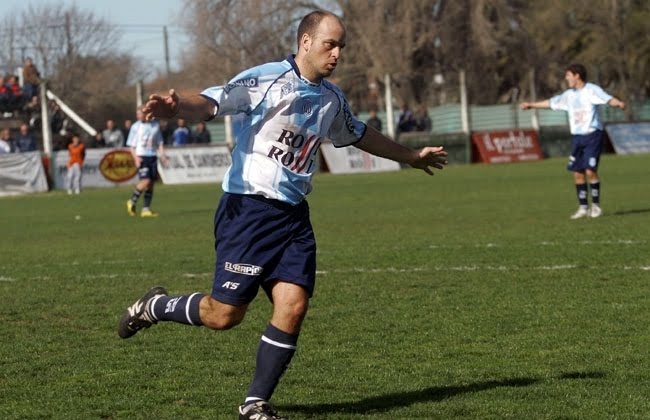 Leonardo Serfaty, como en sus épocas de goleador, volverá a Unión.