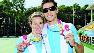 Melisa con su novio, Ezequiel Capellano, luciendo las medallas de Rosario. 