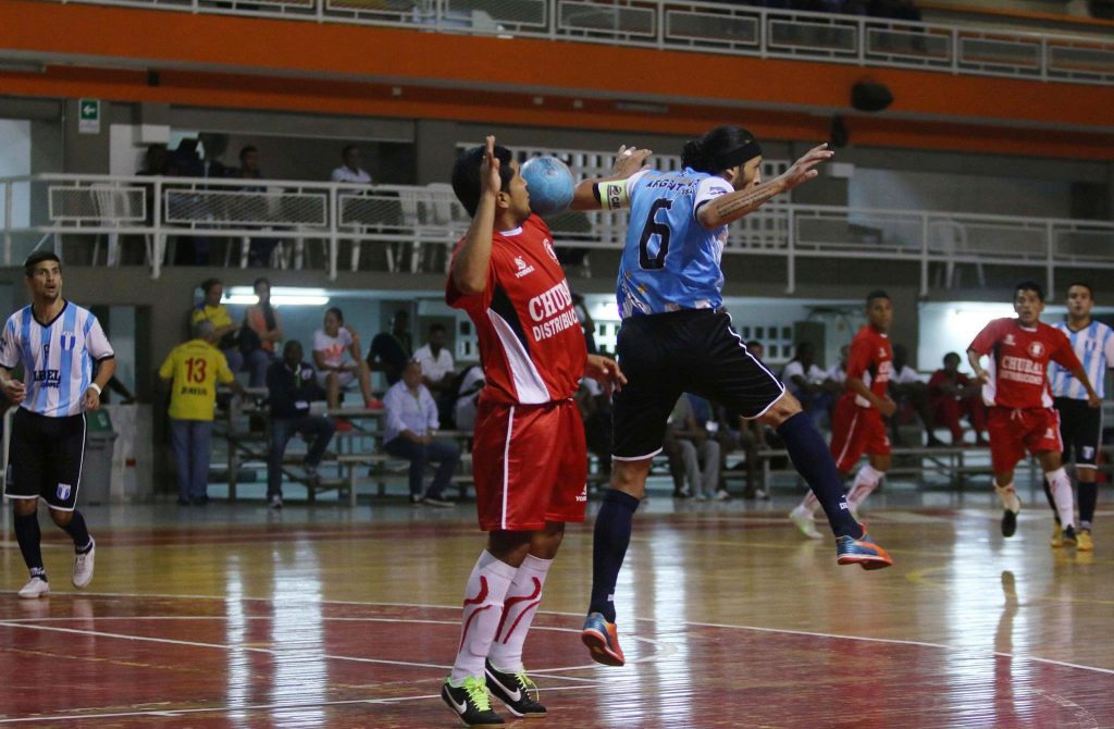 El capitán argentino, Fabián Banegas, luchando por el balón. (Foto: Futsal Con Nivel)