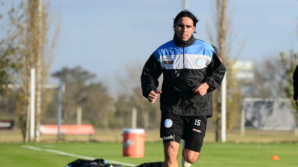 Carlos Soto, proveniente de Belgrano, podría firmar contrato en las próximas horas. 