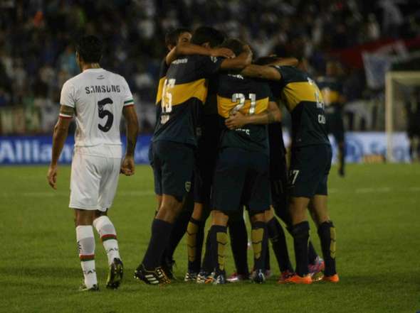 Los jugadores de Boca celebran el gol de Colazo, mientras el marplatense Fabián Cubero se aleja. (Foto: Olé)