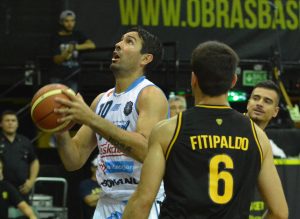 Leonardo Gutiérrez busscando el aro. (Foto: Prensa LNB)