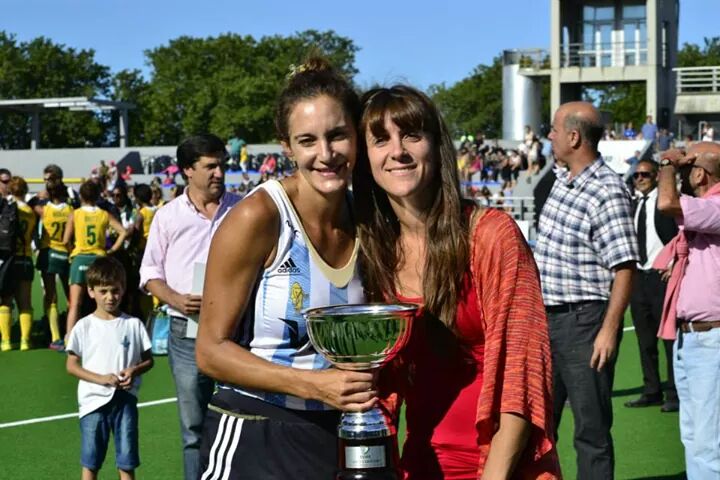 La copa más importante que levantó Luciana Aymar junto a Las Leonas, acercar a miles de nenas y mujeres argentinas a practicar deporte. (Foto: Diego Landi)