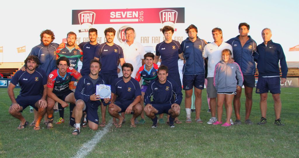 El equipo de Mar del Plata posando con la Copa de Plata del Fiat Seven. (Foto: Alicia Cangelli - Prensa URMDP)