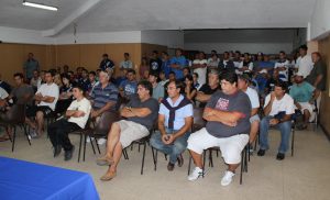 Los presentes en la asamblea que se realizó en el Club Alvarado. 