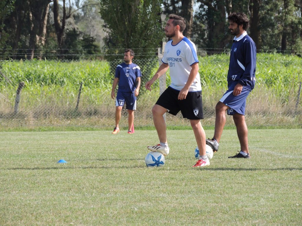 Emanuel González en la práctica de fútbol desarrollada hoy. 
