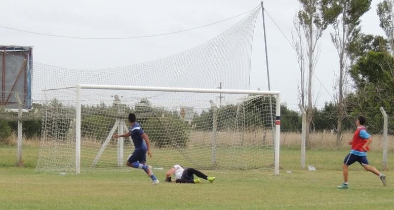 El gol de Molina que abrió la cuenta en el amistoso de hoy. (Foto: Alvarado)