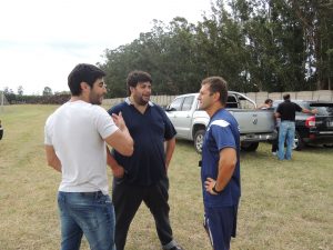 Facundo Moyano y Emiliano Montes hablando con Gustavo Gatti. 