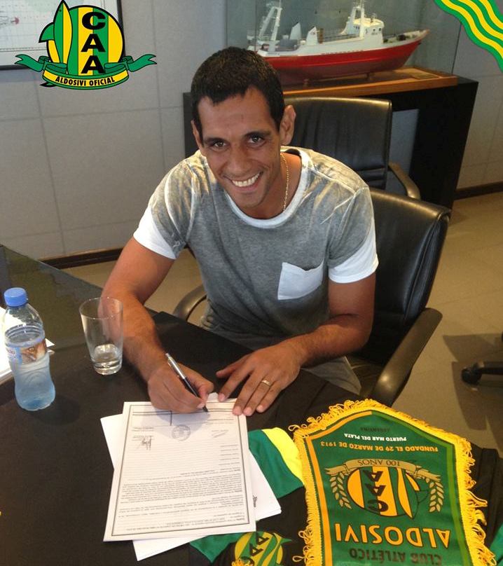 José Sand firmando el contrato que lo liga hasta fin de año con Aldosivi. (Foto: Aldosivi Oficial)