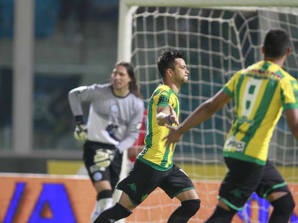 Gastón Díaz celebra el gol que le dio el triunfo a Aldosivi. (Foto: Olé)