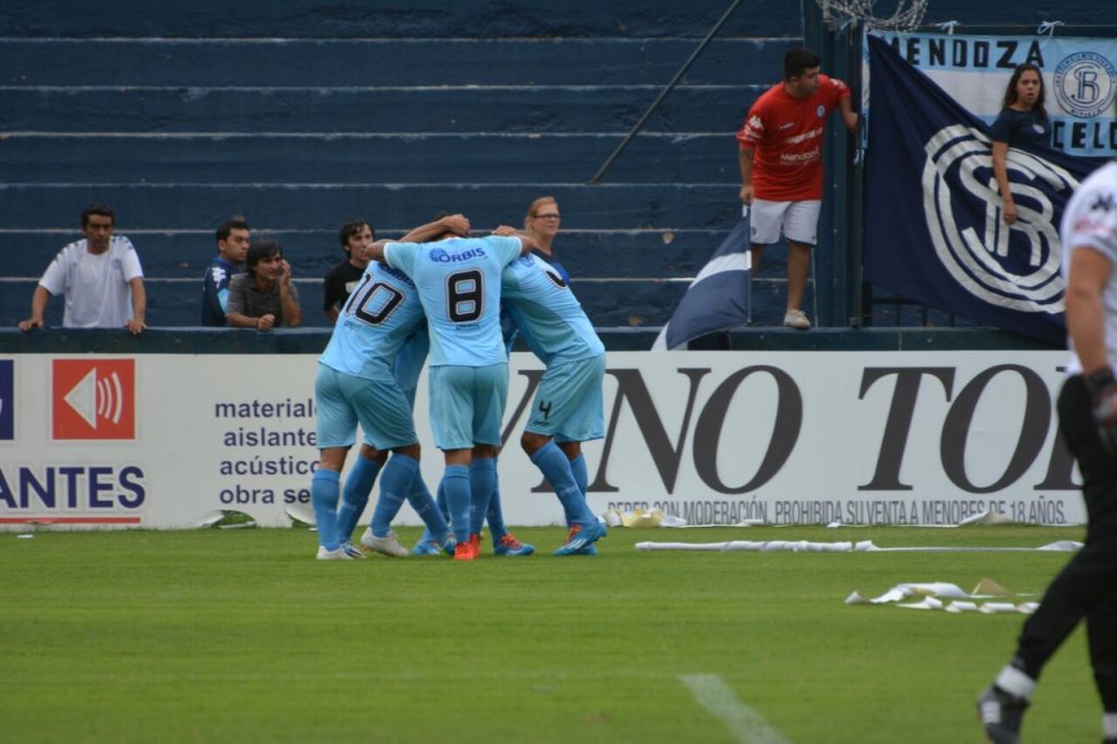 Unión celebra el gol de Nicolás Castro que abrió la cuenta. (Foto: Pedro Celano)