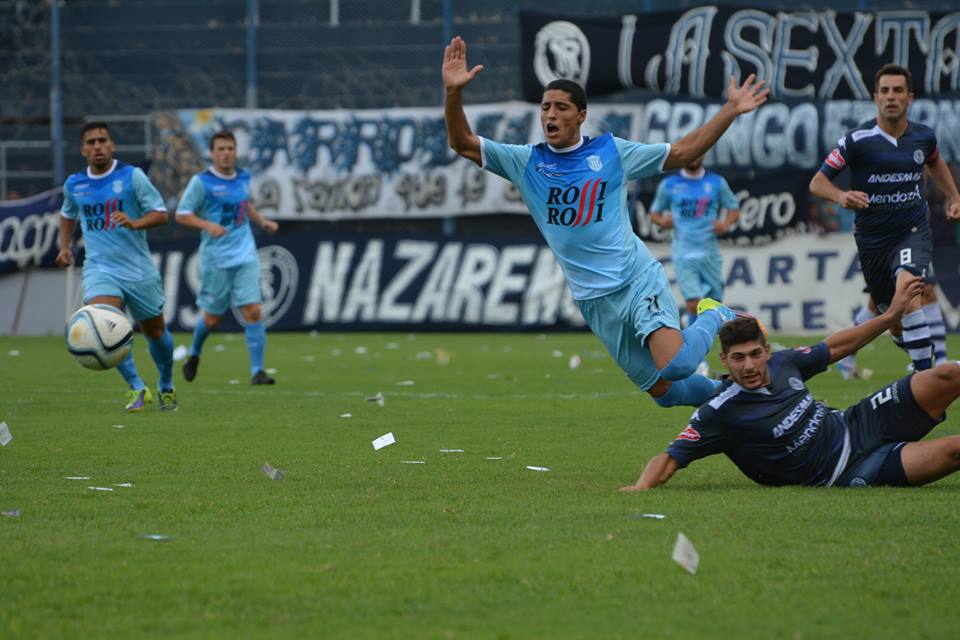 Nicolás Castro volando después de haber superado a su marcador. (Foto: Pedro Celano)