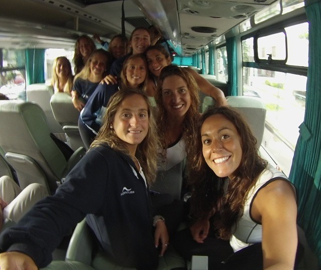 Selfie del equipo argentino con Ana Fernández y Lucina Simón. (Foto: Facebook)