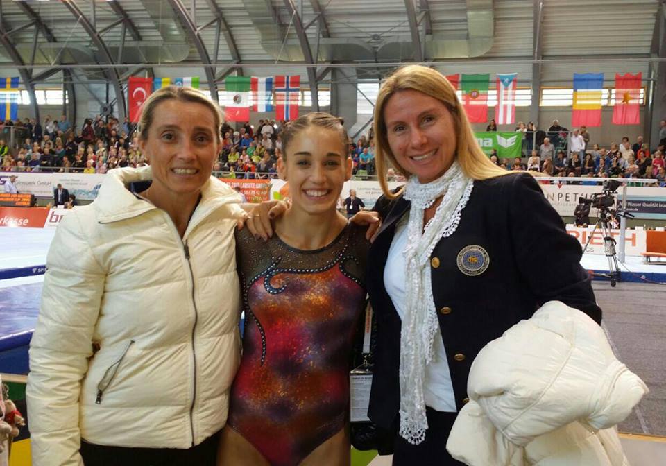 FELICES. Ayelen Tarabini con sus entrenadoras Lucia y Marina Lamanda, tras el cuarto puesto en suelo. (Foto: Facebook)