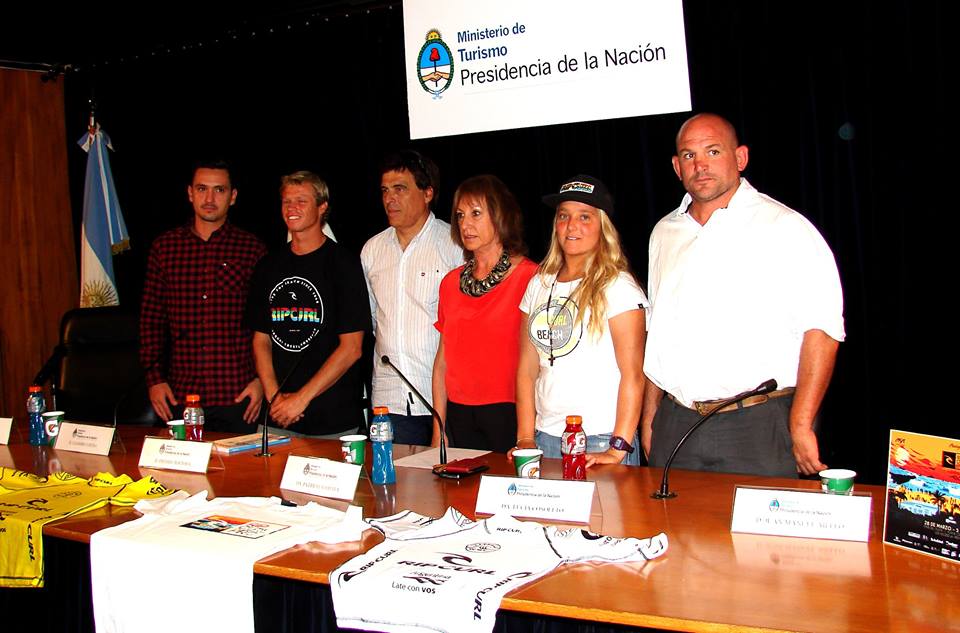 PRESENTACION. Imagen de la conferencia de prensa que brindaron los directivos junto a los surfers Leandro Usuna y Lucia Cosoleto. (Foto: Prensa ASA)