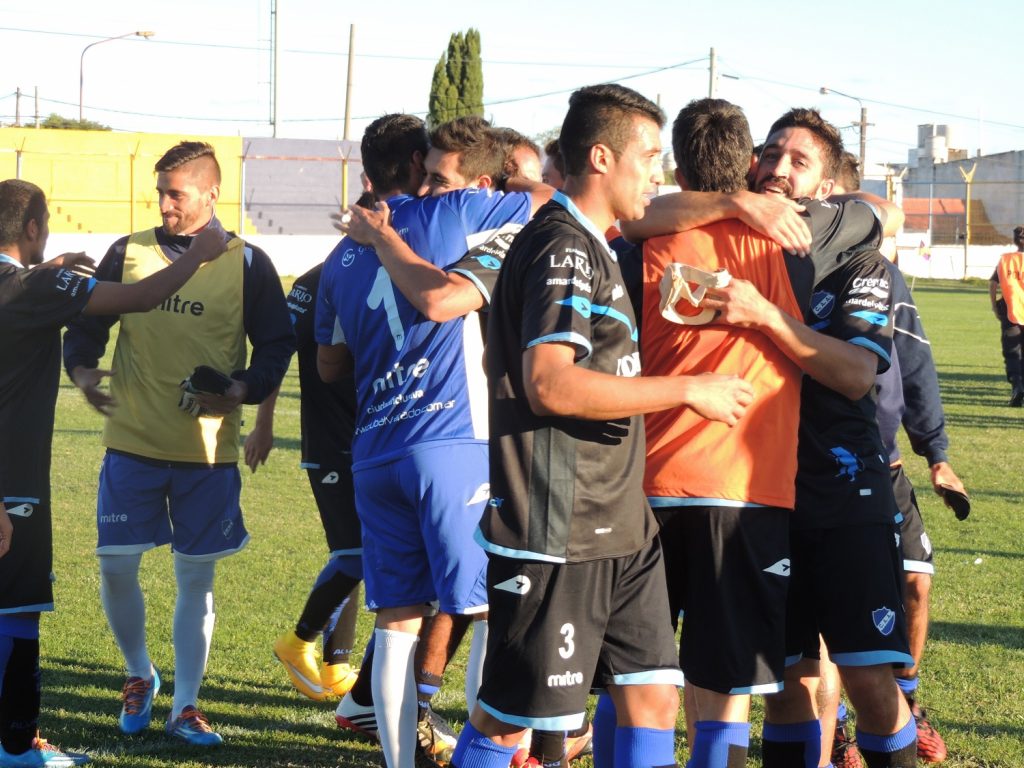 Los jugadores de Alvarado celebran el primer triunfo del campeonato. (Foto: Prensa Alvarado)