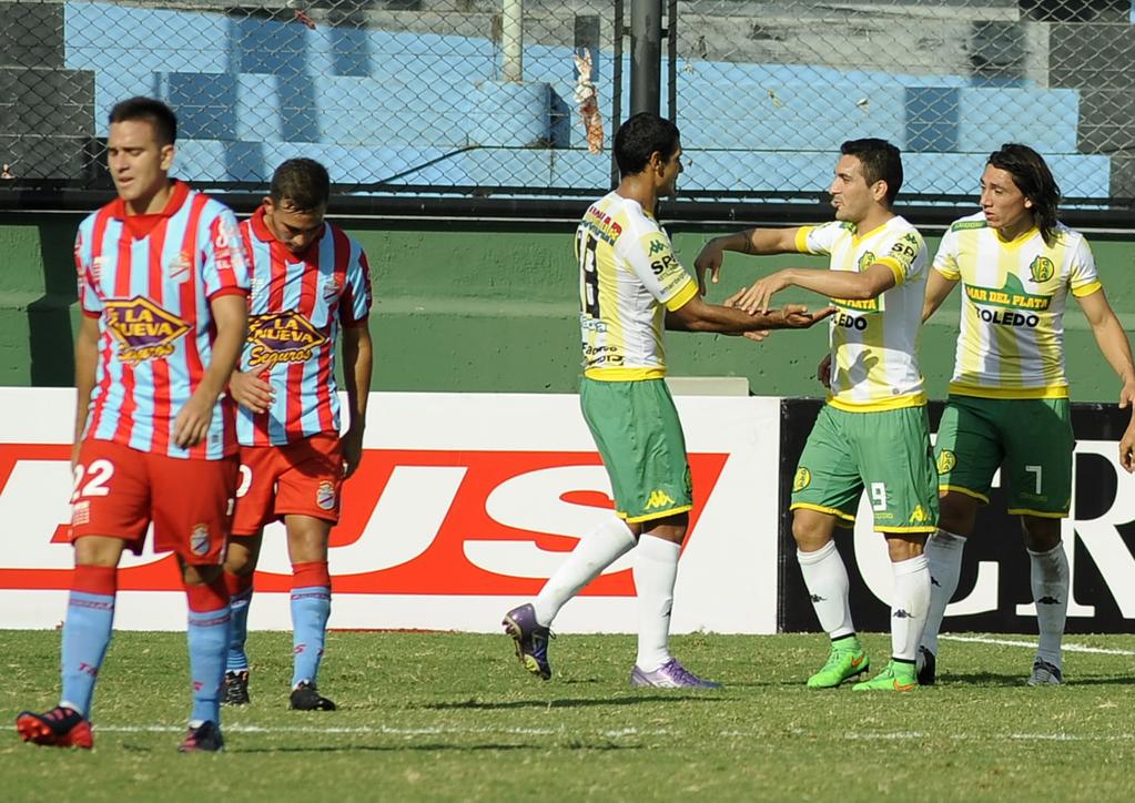Sand se acerca a saludar a Rivero y Lugüercio, los creadores de la jugada que derivó en el gol del "Payaso". 
