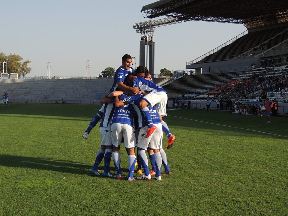 FESTEJO. Alvarado festejando el gol que le daba la victoria momentáneamente. (Foto: Fotos: Martín Malaspina/AlvaPrensa)