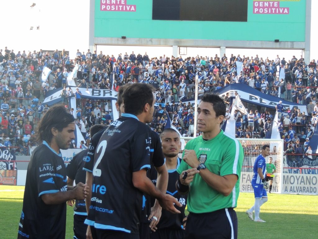 Las quejas de los jugadores de Alvarado encabezados por Ramiro Jorge ante el árbitro Sergio Testa. (Foto: Prensa Alvarado)