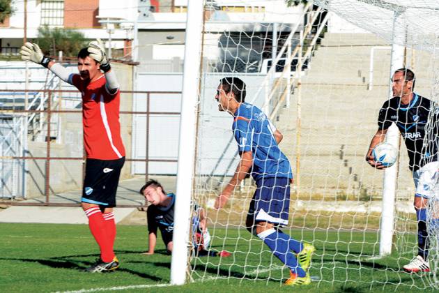 Ramiro Jorge toma el balón después de que había entrado en el arco de Pucheta. (Foto: Diario Crónica)