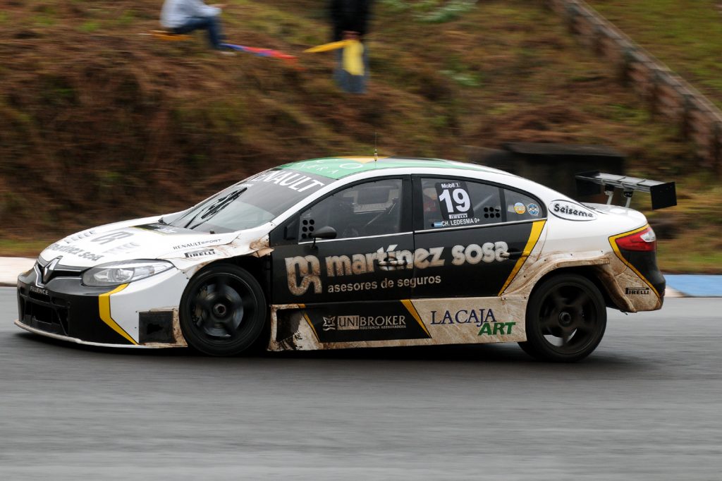 El auto de Christian Ledesma girando sobre Oberá. (Foto: Prensa Súper TC2000)
