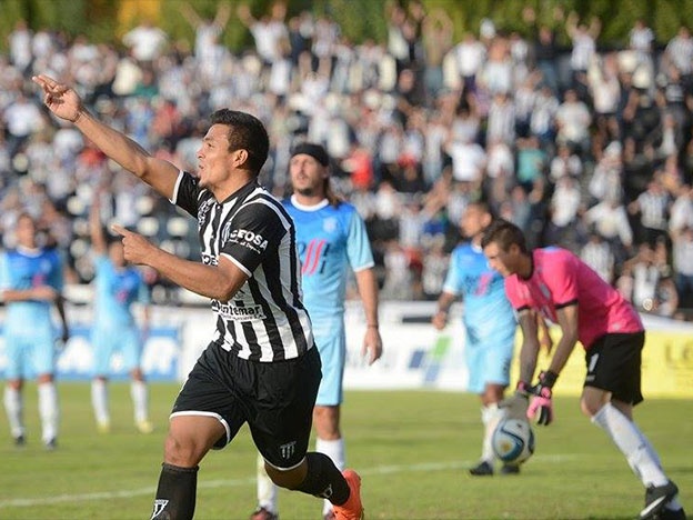 Jonathan Lastra celebra su gol ante el lamento de los defensores de Unión. (Foto: Diario Uno)