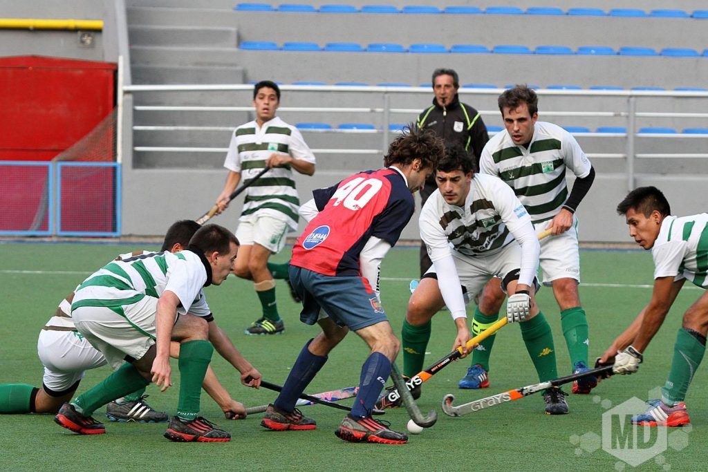Agustín Franco rodeado por cuatro jugadores de Ferro. (Foto: Carlos De Vita)