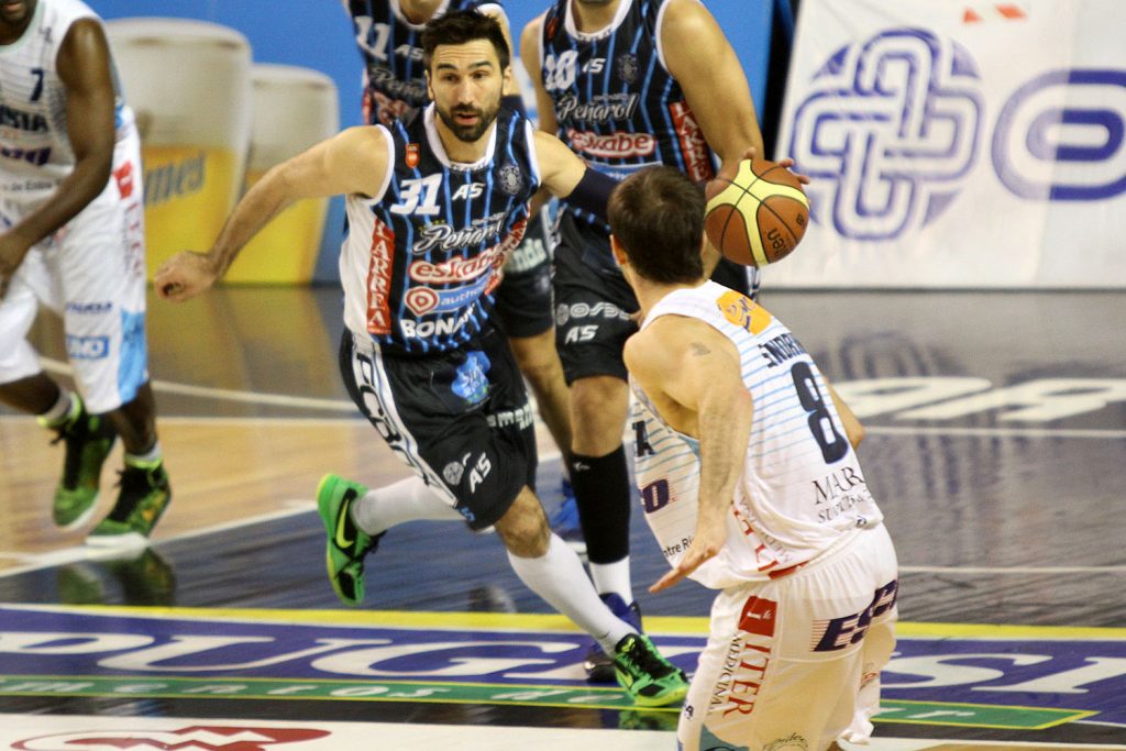 Martín Osimani se desgarró y se pierde el inicio de la serie ante Bahía Basket (Foto: Carlos De Vita)