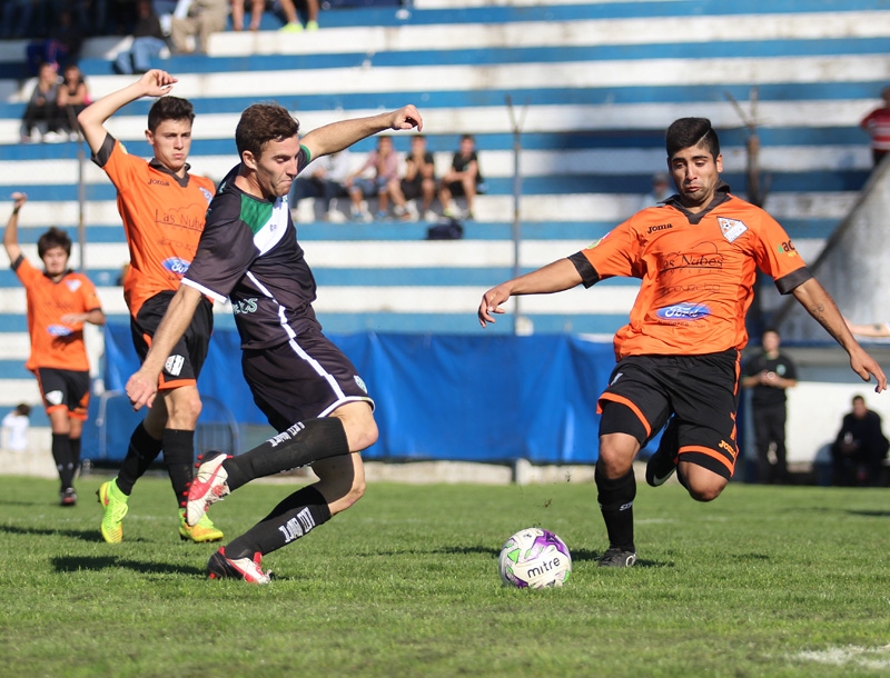 El fútbol de Mar del Plata disputó su fecha 8. (Fotos: Diego Berrutti)