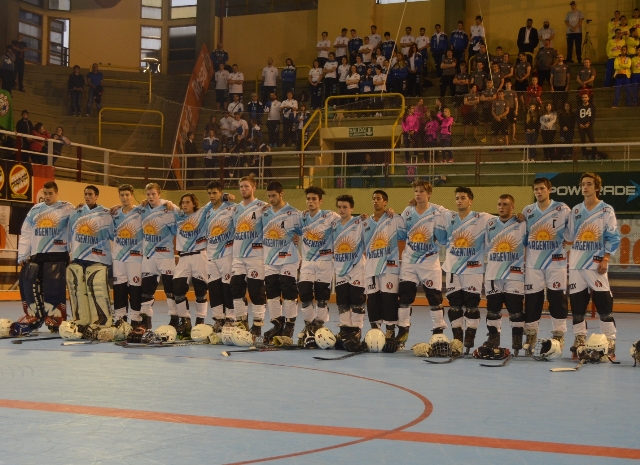 La Selección Junior de Argentina antes de iniciar el partido. (Foto: Prensa Mundial Rosario 2015)
