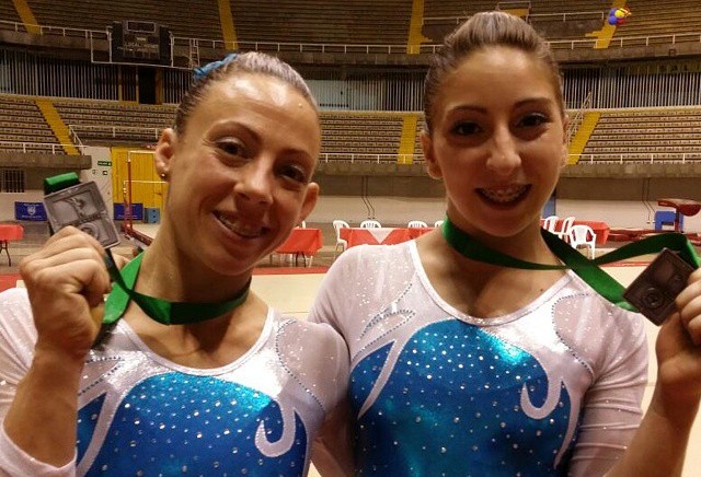 Belén Stoffel y Merlina Galera posando con sus medallas. 