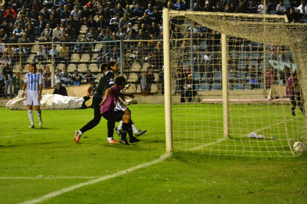 Nahuel Santos ya empujó la pelota a la red para marcar el empate (Foto: Pedro Celano)