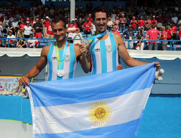 Cristian Rosso junto con Rodrigo Murillo luciendo la medalla de plata.