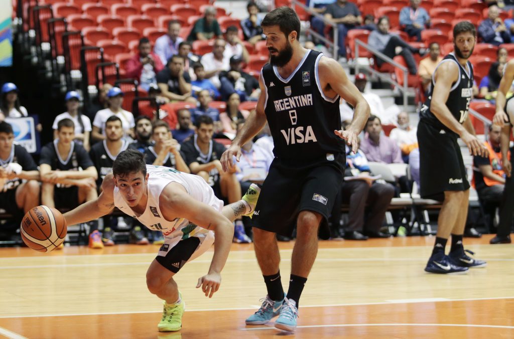 Nicolás Laprovittola presiona el balón, mientras Garino mira detrás.  (Foto: José Jiménez Tirado/FIBA Americas)