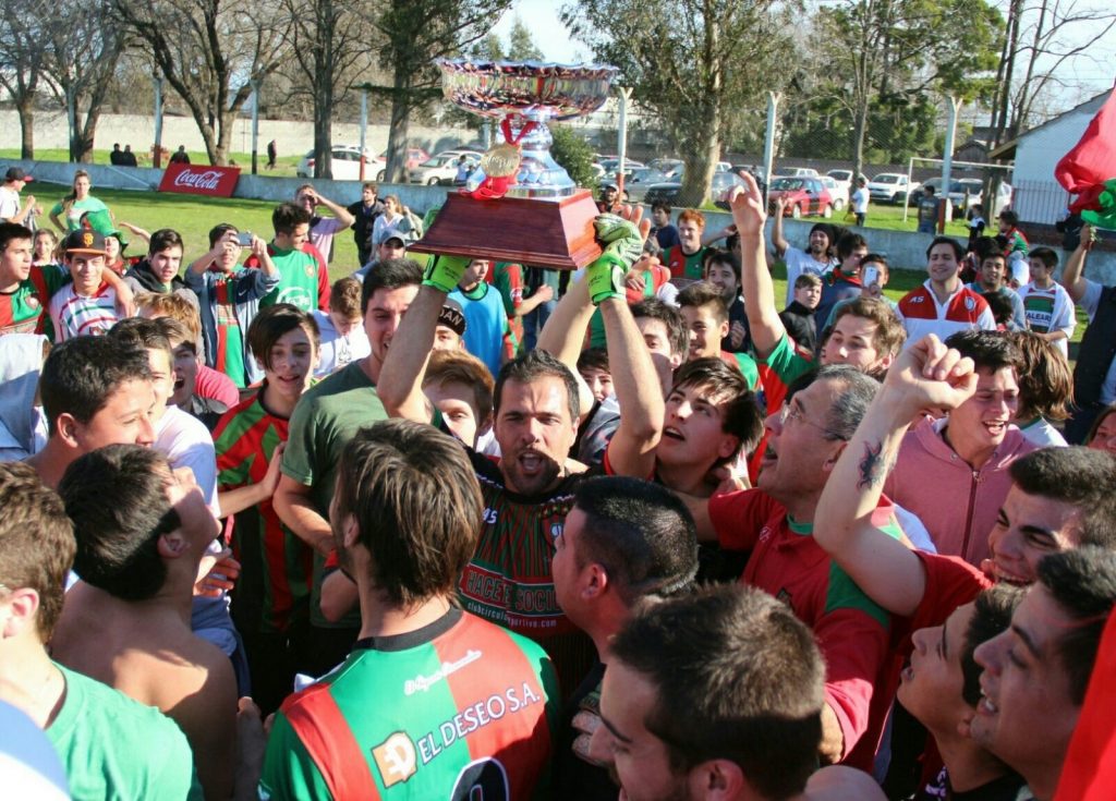 El plantel de Círculo Deportivo con la Copa "Jorge Bosco" en el aire. (Foto: LMF)