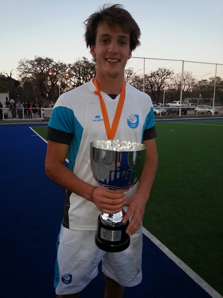 Joaquín Puglisi con su medalla y copa de campeón (Foto: Roxana Galbiatti)
