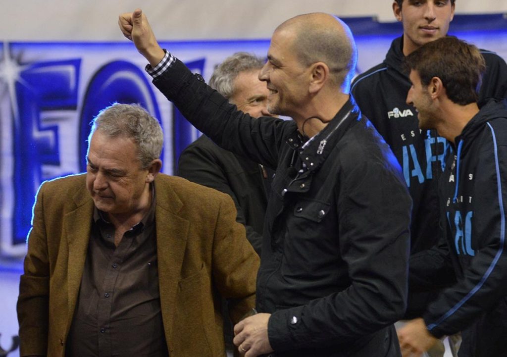 Sergio Hernández saluda a la hinchada al lado de Domingo Robles. (Foto: Prensa Peñarol)