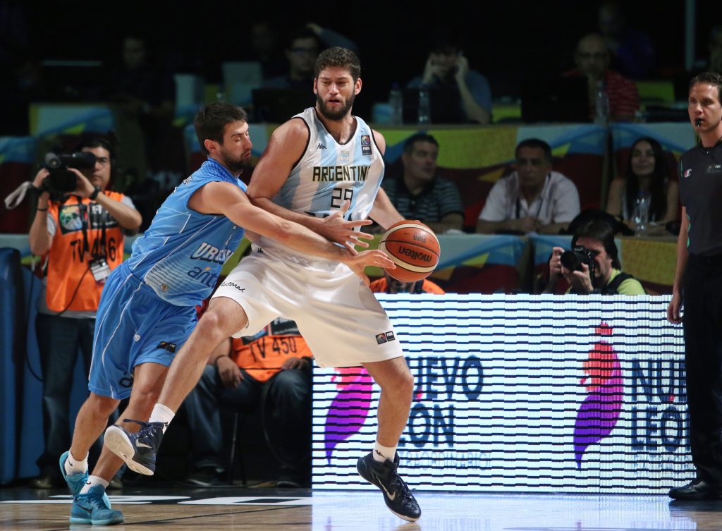 Patricio Garino ante la marca intensa de Bruno Fitipaldo. (Foto: FIBA)